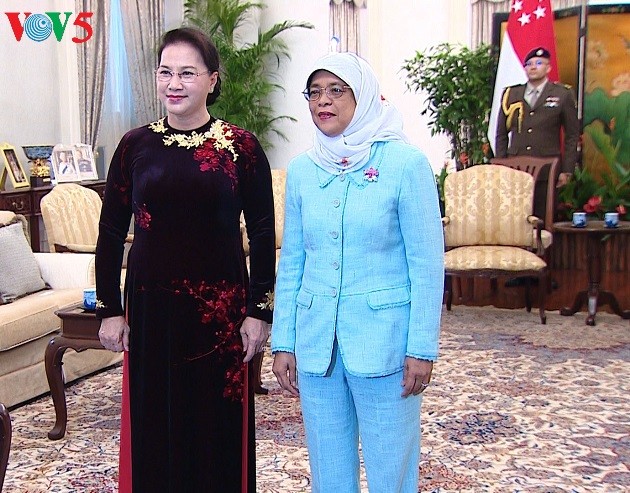 NA Chairwoman meets Singapore leaders - ảnh 1