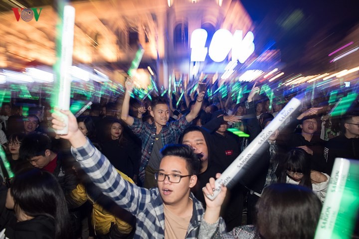 Festive atmosphere prevails around Vietnam as people ring in New Year  - ảnh 2