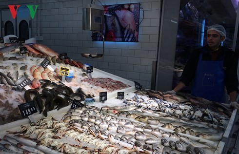 Vietnam targets 9 billion USD in seafood export in 2018 - ảnh 1