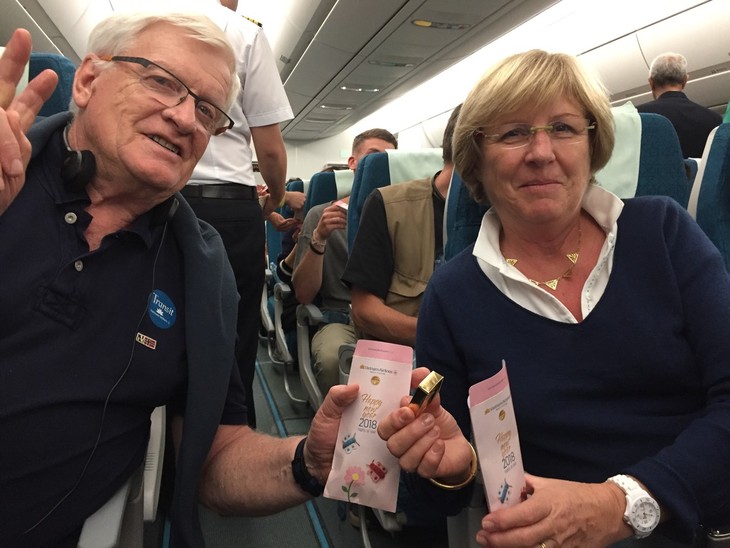 Vietnam Airlines’ passengers offered Tet gifts on first day of lunar year  - ảnh 1