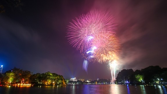 Vietnam rings in Lunar New Year with dazzling fireworks  - ảnh 1