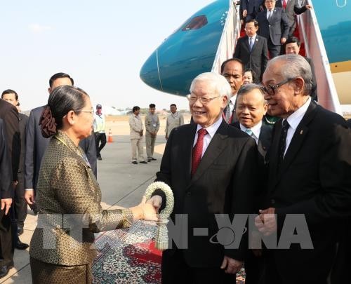 Party, State leader begins state visit to Cambodia - ảnh 1