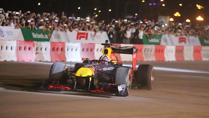 F1 legend burns rubber in Hanoi - ảnh 1