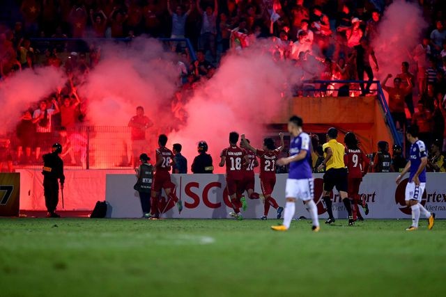 Hanoi FC captain condemns flares - ảnh 1