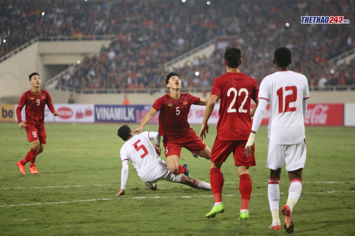 Defeating UAE, Vietnam takes top spot of Group G - ảnh 1