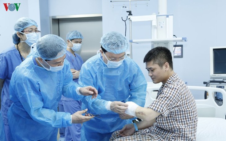Vietnam successfully performs world’s first limb transplant from living donor  - ảnh 1