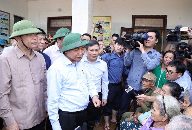PM visits flood victims in central region  - ảnh 1