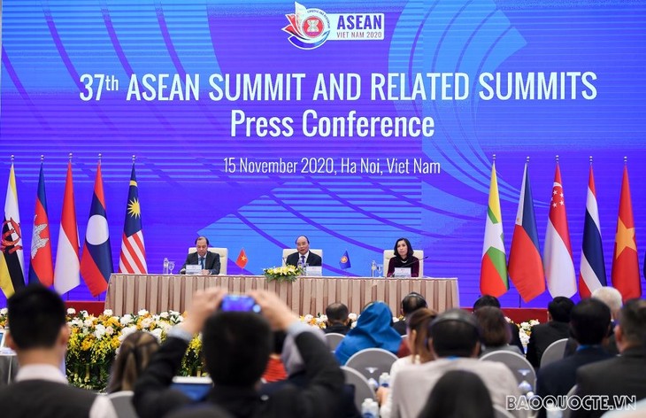 PM hosts press conference on outcome of 37th ASEAN Summit - ảnh 1