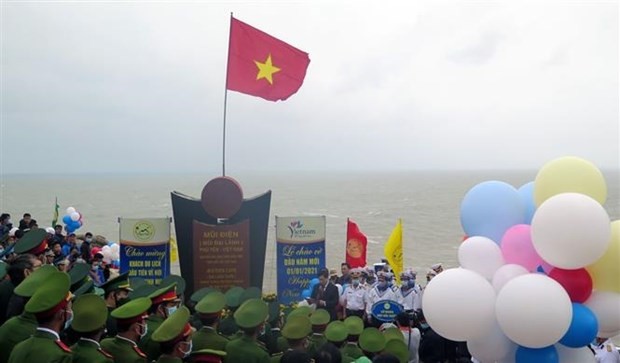 New Year flag-salute ceremony held on easternmost point  - ảnh 1