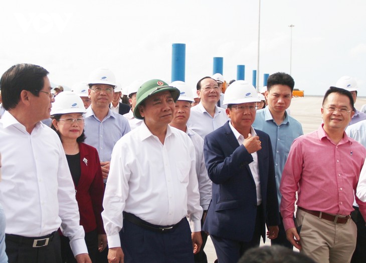 PM inspects Cai Mep-Thi Vai container port complex  - ảnh 1