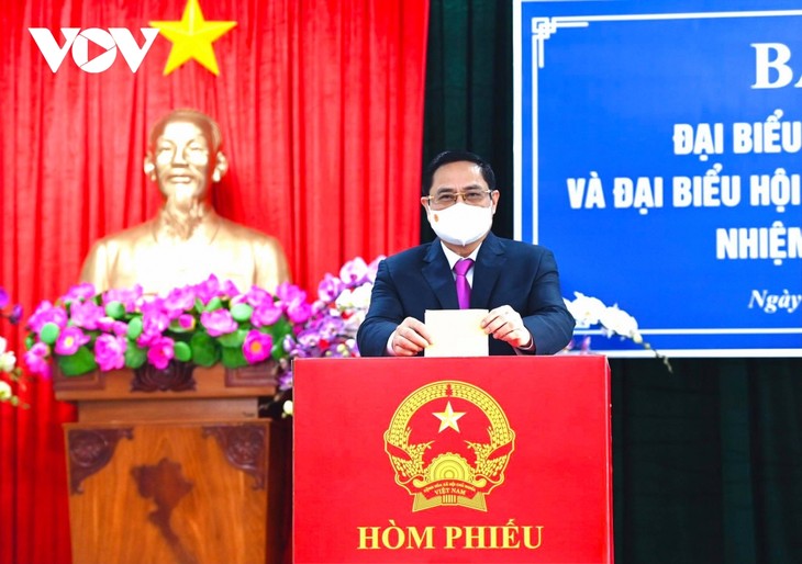 Vietnamese begin voting for new NA, People Council members  - ảnh 4