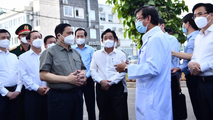 PM inspects COVID-19 response in Binh Duong province - ảnh 1