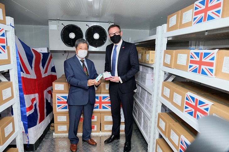 UK donates additional 415,000 COVID-19 vaccine doses to Vietnam - ảnh 1