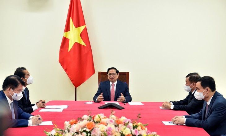 Vietnamese, Czech PMs discuss cooperation in COVID-19 fight - ảnh 1