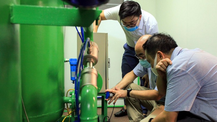 Vietnam develops mobile oxygen generating system for COVID-19 treatment   - ảnh 1