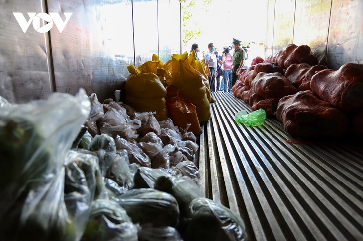 Công an Đà nẵng mua thực phẩm giúp dân, tặng kèm rau xanh - ảnh 9