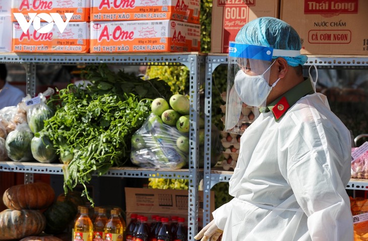 Công an Đà nẵng mua thực phẩm giúp dân, tặng kèm rau xanh - ảnh 10