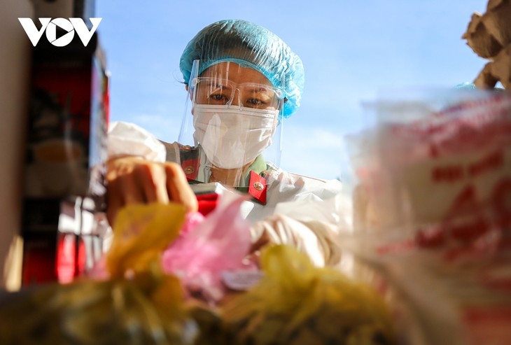 Công an Đà nẵng mua thực phẩm giúp dân, tặng kèm rau xanh - ảnh 11