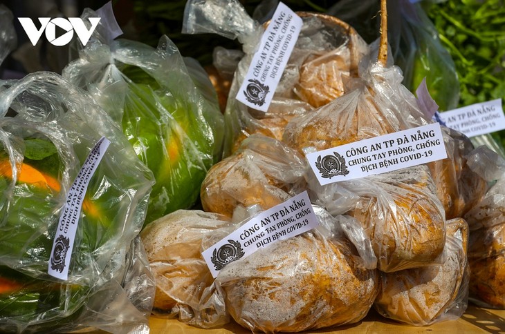 Công an Đà nẵng mua thực phẩm giúp dân, tặng kèm rau xanh - ảnh 12