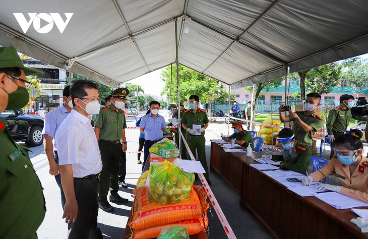 Công an Đà nẵng mua thực phẩm giúp dân, tặng kèm rau xanh - ảnh 14