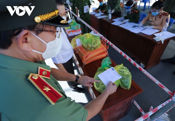 Công an Đà nẵng mua thực phẩm giúp dân, tặng kèm rau xanh - ảnh 15