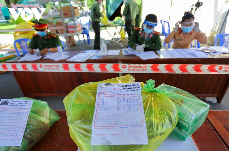 Công an Đà nẵng mua thực phẩm giúp dân, tặng kèm rau xanh - ảnh 16
