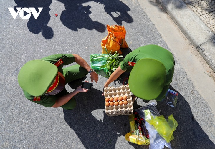 Công an Đà nẵng mua thực phẩm giúp dân, tặng kèm rau xanh - ảnh 6