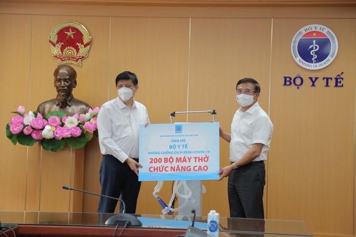Petrovietnam donates high-performance ventilators to Health Ministry for COVID-19 treatment  - ảnh 1