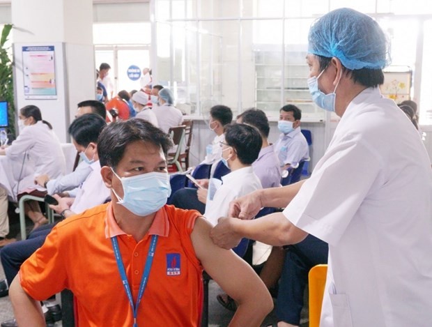 Petrovietnam gives top priority to COVID-19 vaccination  - ảnh 1