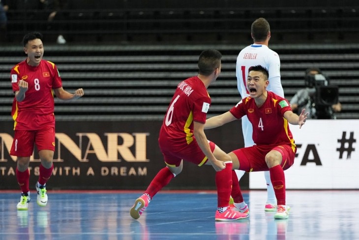Vietnam advance to Futsal World Cup knockout stage after draw with Czech Republic  - ảnh 1