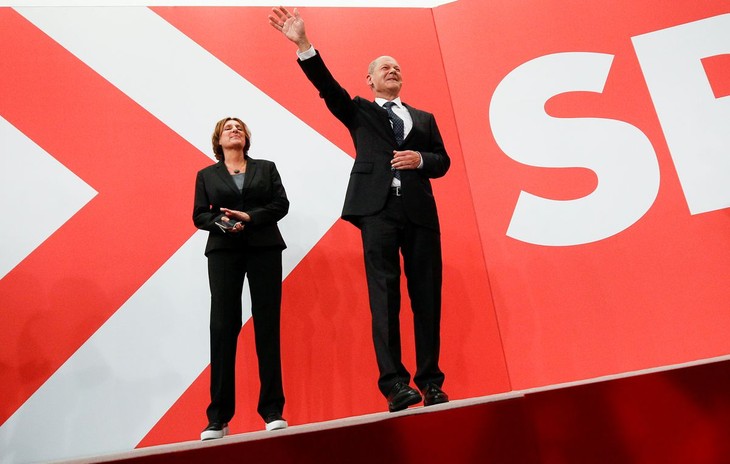 German Social Democrats beat conservatives in vote to decide Merkel successor - ảnh 1