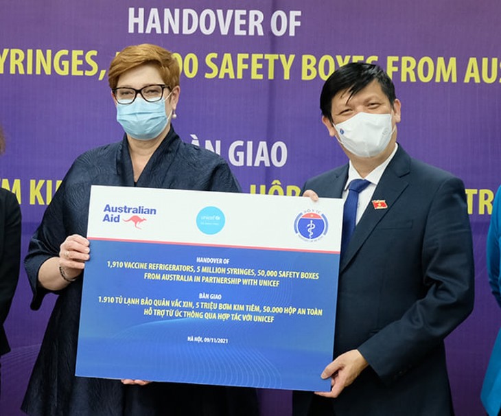 Vietnam receives medical supplies from Australia, UNICEF - ảnh 1