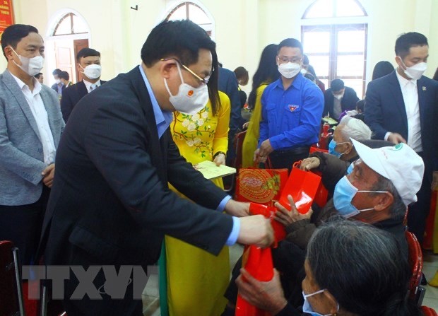NA Chairman presents Tet gifts to poor people, policy beneficiaries in Nghe An - ảnh 1