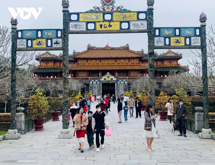 Domestic tourism hectic in first days of new lunar year - ảnh 2