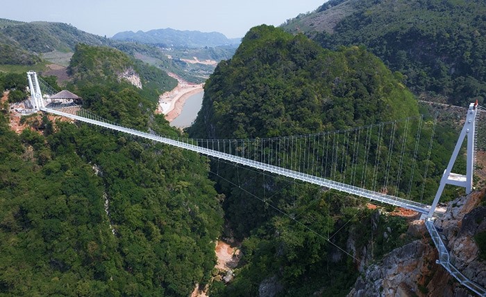 World’s longest glass bridge inaugurated in Vietnam  ​ - ảnh 1