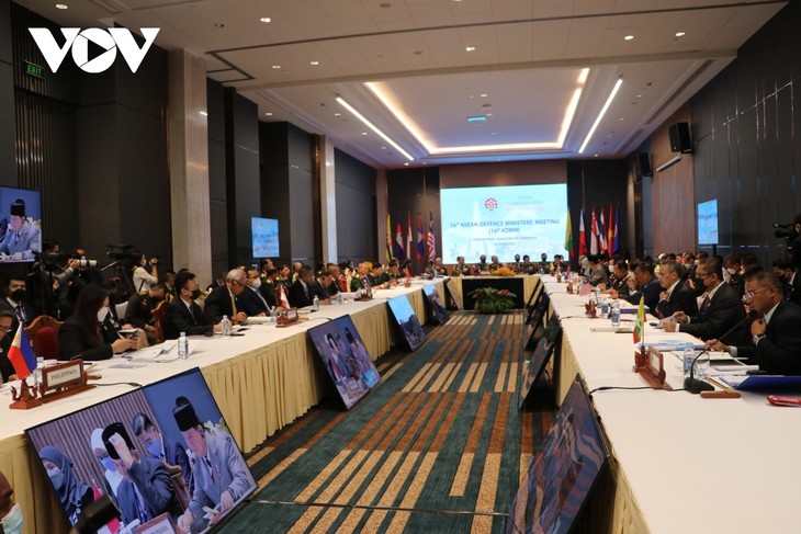 ASEAN Defense Ministers push for early completion of Code of Conduct in East Sea  - ảnh 1