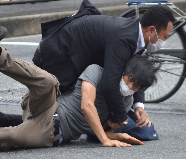 Shinzo Abe, former Japanese prime minister, dies after being shot during election campaign - ảnh 2