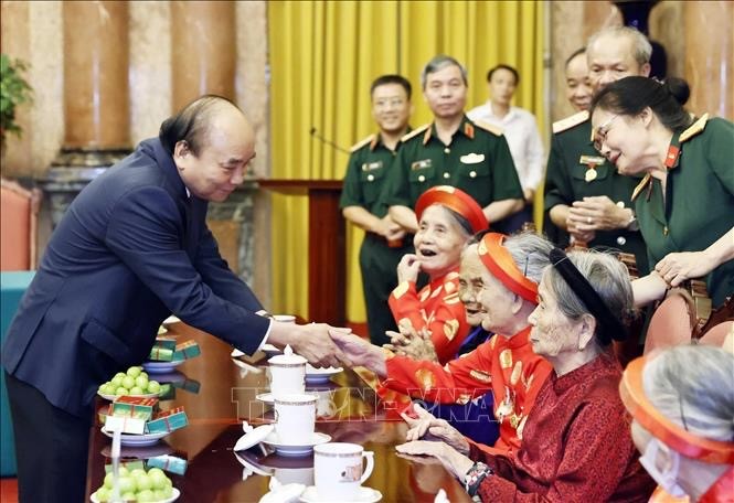Leaders pay tribute to national contributors as Vietnam marks War Invalids and Martyrs Day - ảnh 1
