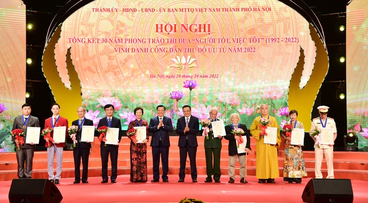 Hanoi review 30 years of emulation movement, honors 10 outstanding citizens - ảnh 1