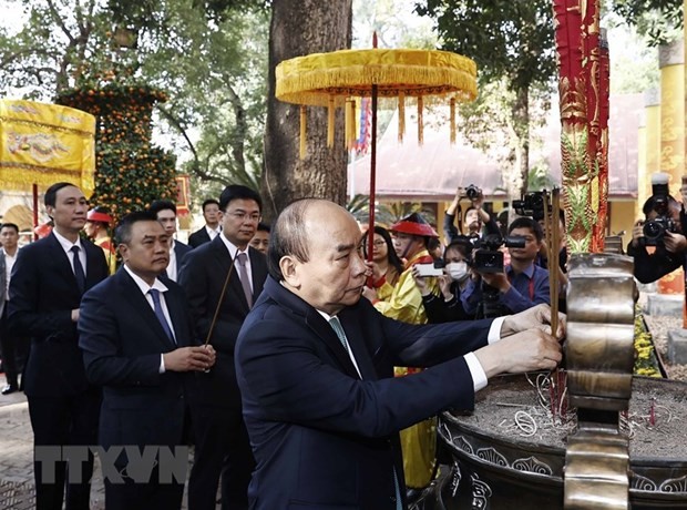 Overseas Vietnamese pay tribute to forefathers at Thang Long Imperial Citadel   - ảnh 1