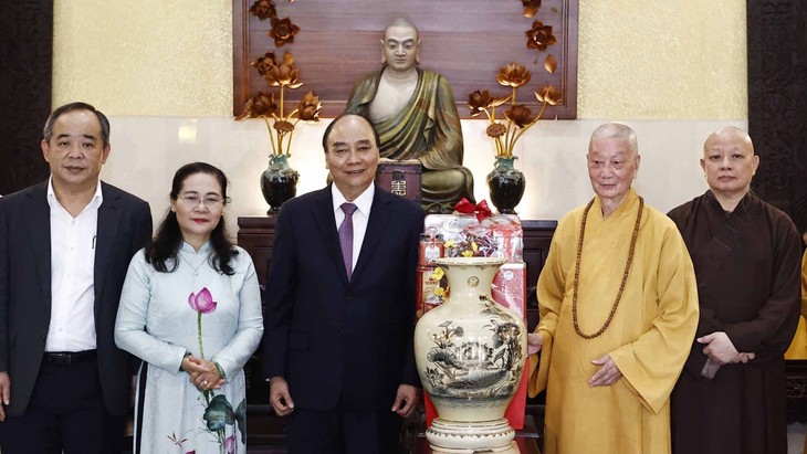 President pays pre-Tet visit to Supreme Patriarch of Vietnam Buddhist Sangha - ảnh 1