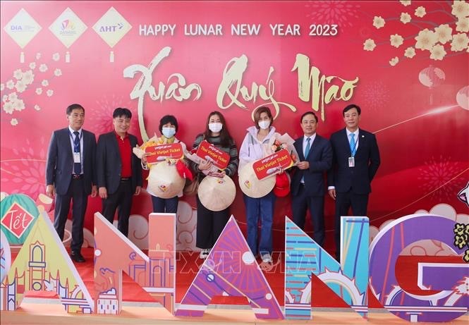 Da Nang, Quang Ninh welcome first-footers of Lunar New Year 2023 - ảnh 1