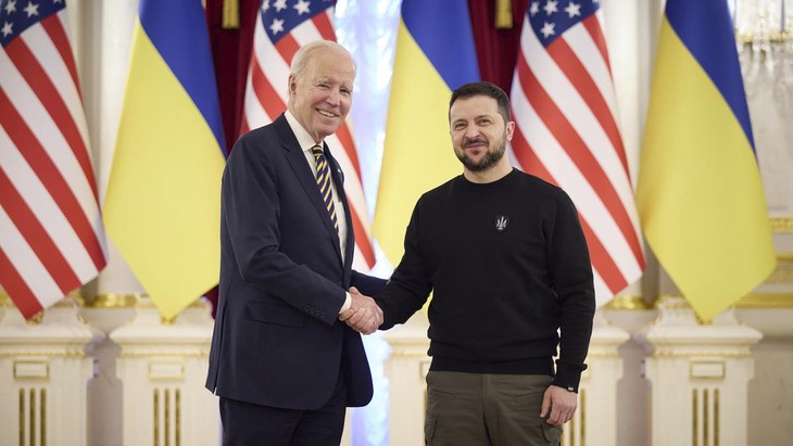 Biden makes unannounced trip to Kyiv, vows support as long as needed - ảnh 1