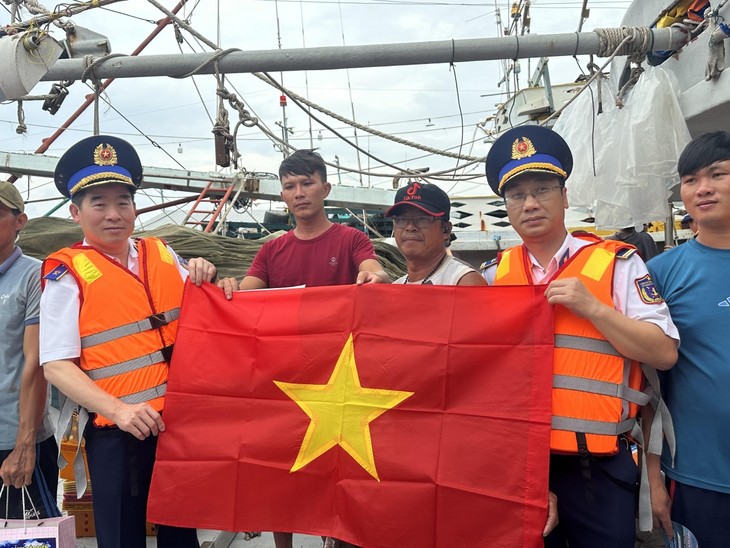 Vietnam Coast Guard supports Tho Chu islanders  ​ - ảnh 1