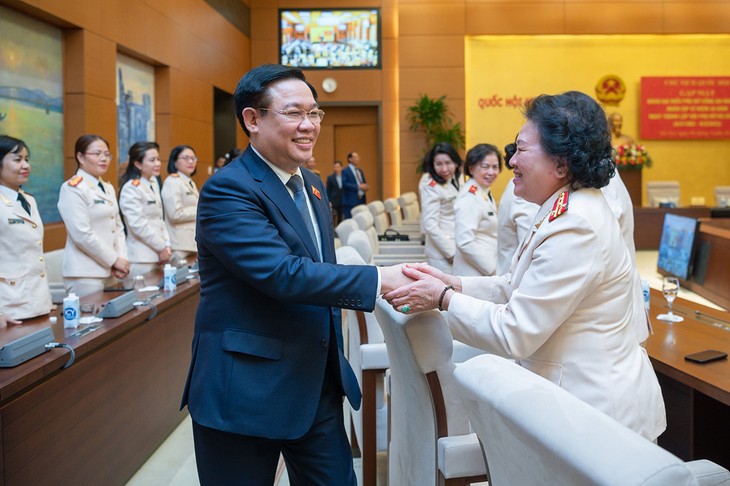 Top legislator meets female public security officers ahead of International Women’s Day - ảnh 1