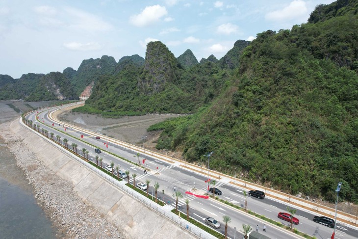 Ha Long-Cam Pha coastal road inaugurated - ảnh 1