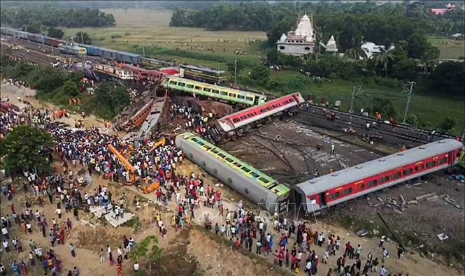 Deadly India rail crash caused by faulty signal connections made during repair - ảnh 1