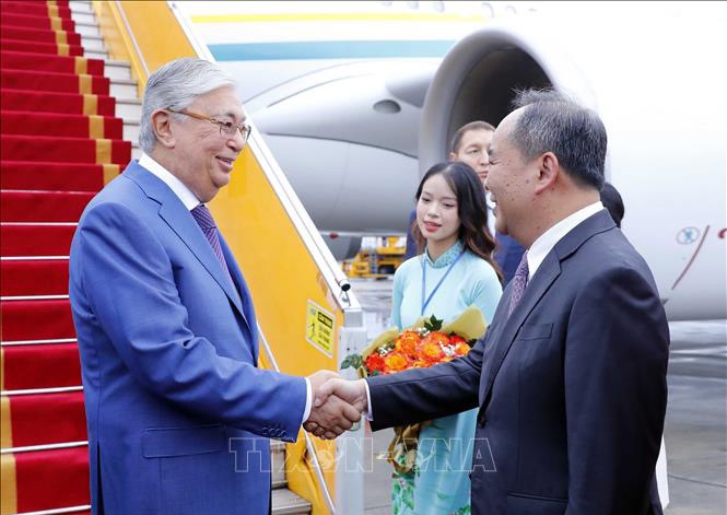 President of Kazakhstan arrives in Hanoi, beginning official visit - ảnh 1