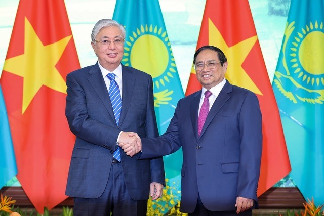 Vietnamese leaders receive Kazakh President  - ảnh 2