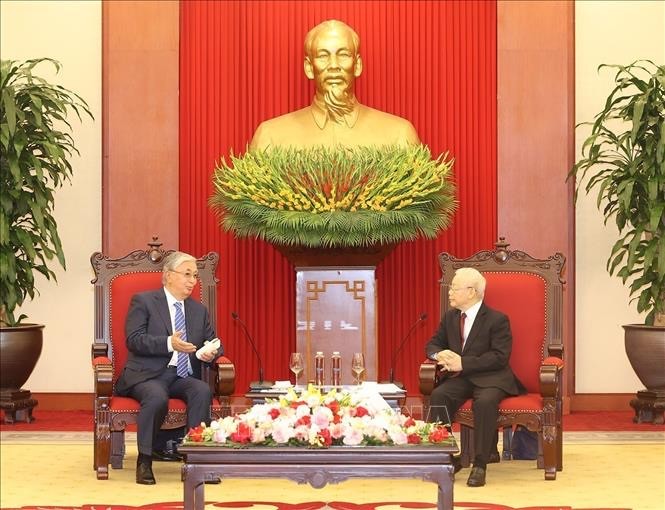 Vietnamese leaders receive Kazakh President  - ảnh 1